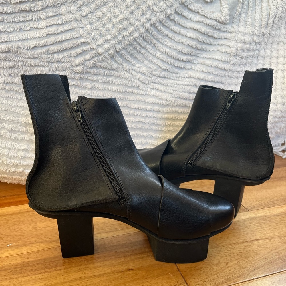 Trippen Black Leather Metal F Shoes, never worn, like new ankle boot heels
